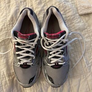 SAUCONY GRID STRATOS 5 RUNNING SHOES. Size 9.